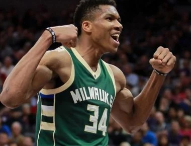 Το εξωπραγματικό κάρφωμα από τον Αντετοκούνμπο στο πρόσωπο του Κουφού (βίντεο)